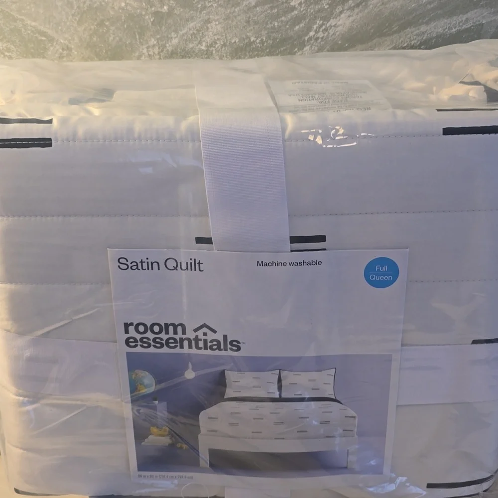 Room Essentials Satin Quilt White & Black Bars Midweight Sateen Full/Queen New